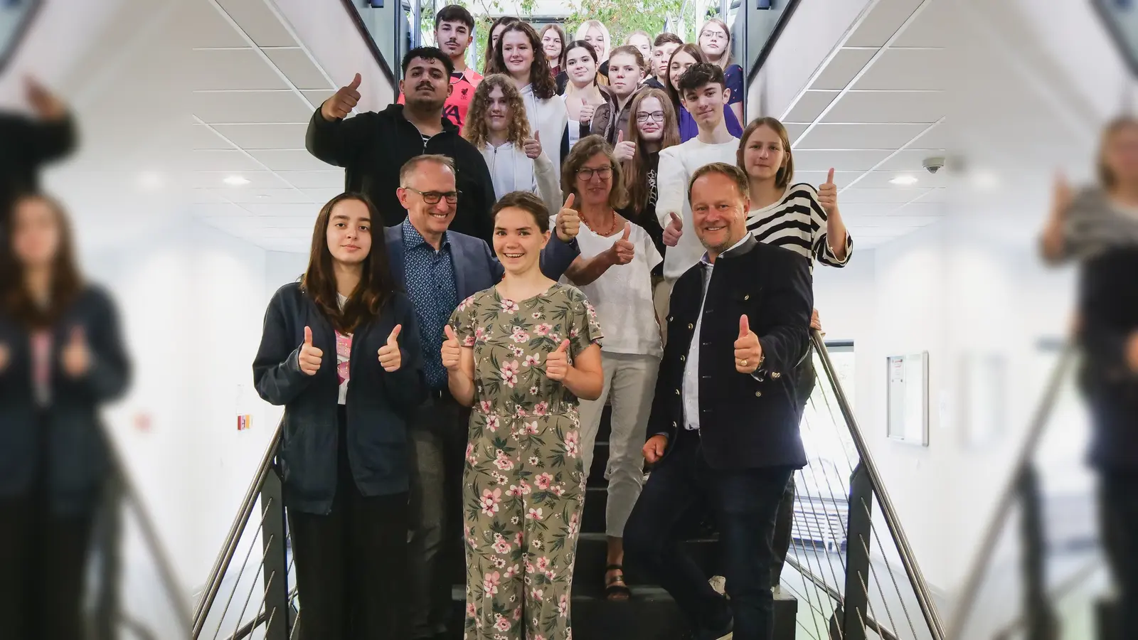 Landrat Robert Niedergesäß (links) mit Schülern und Schulleitung der staatlichen Berufsfachschule für Kinderpflege, die jetzt eröffnet wurde. (Foto: Landratsamt Ebersberg)