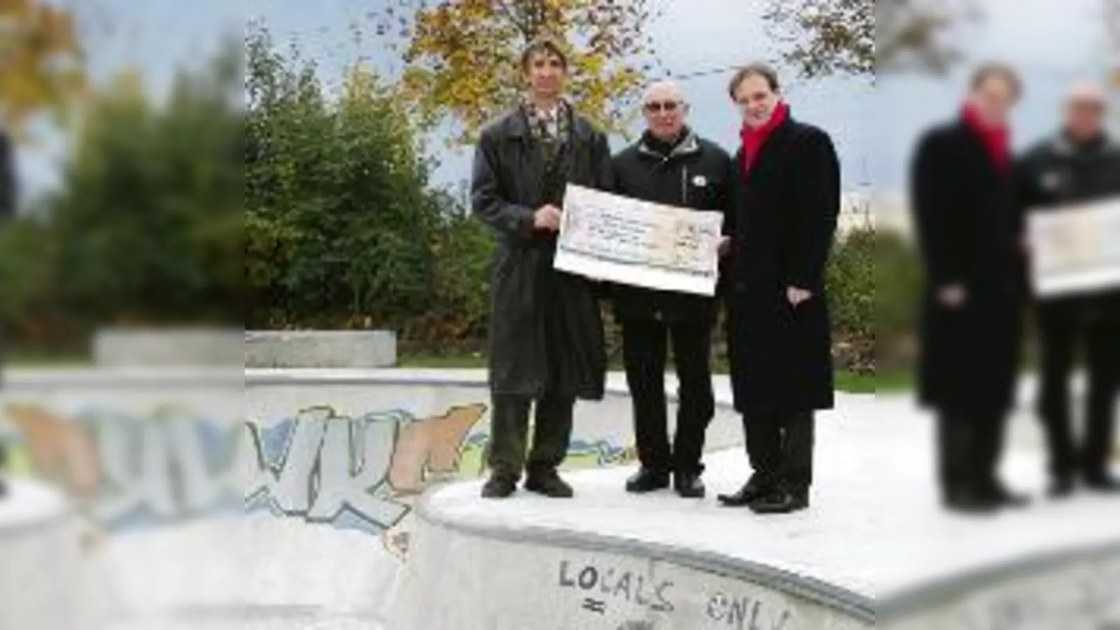 Bei der Eröffnung der Skateanlage an der Xaver-Weismor-Straße: (v. li.) Dr. Ulrich Schneider vom Gartenbauamt mit Spendengeber Konsul Otto Eckart und Stadtrat Ingo Mittermaier.  (F: ak)