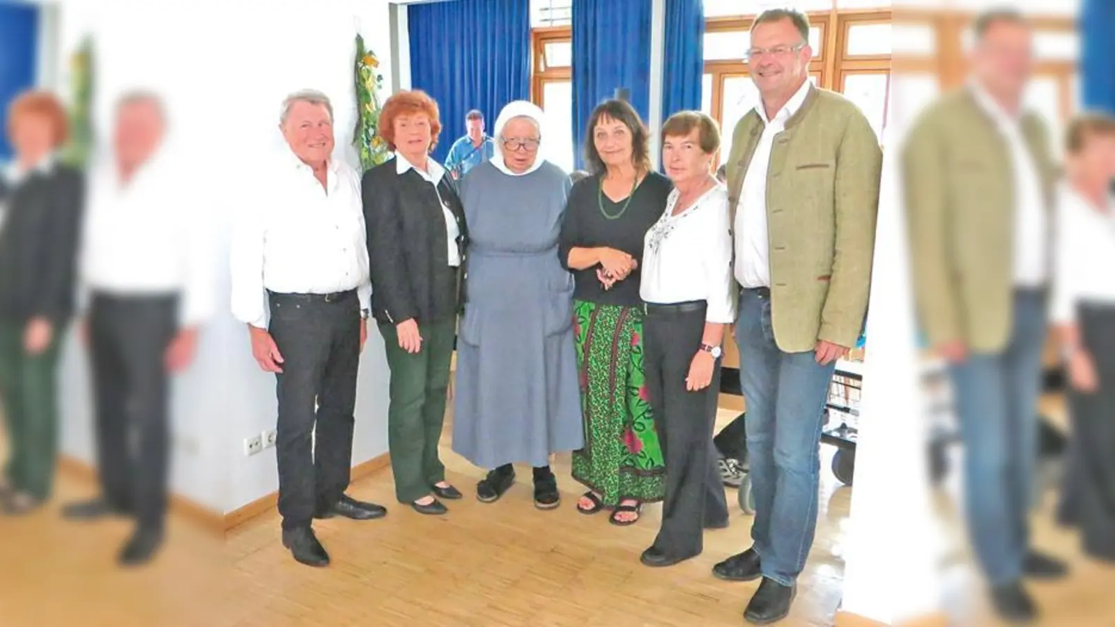 Auf dem Foto von  (Foto: Dritter  Bürgermeister Hans Hirschfeld,  Altbürgermeisterin Elisabeth Ziegler, Schwester Dagmar, Leiterin  Angelika Harrer,  VdK Vorsitzende Brigitte Scholle und Bürgermeister Christian Kuchlbauer.)