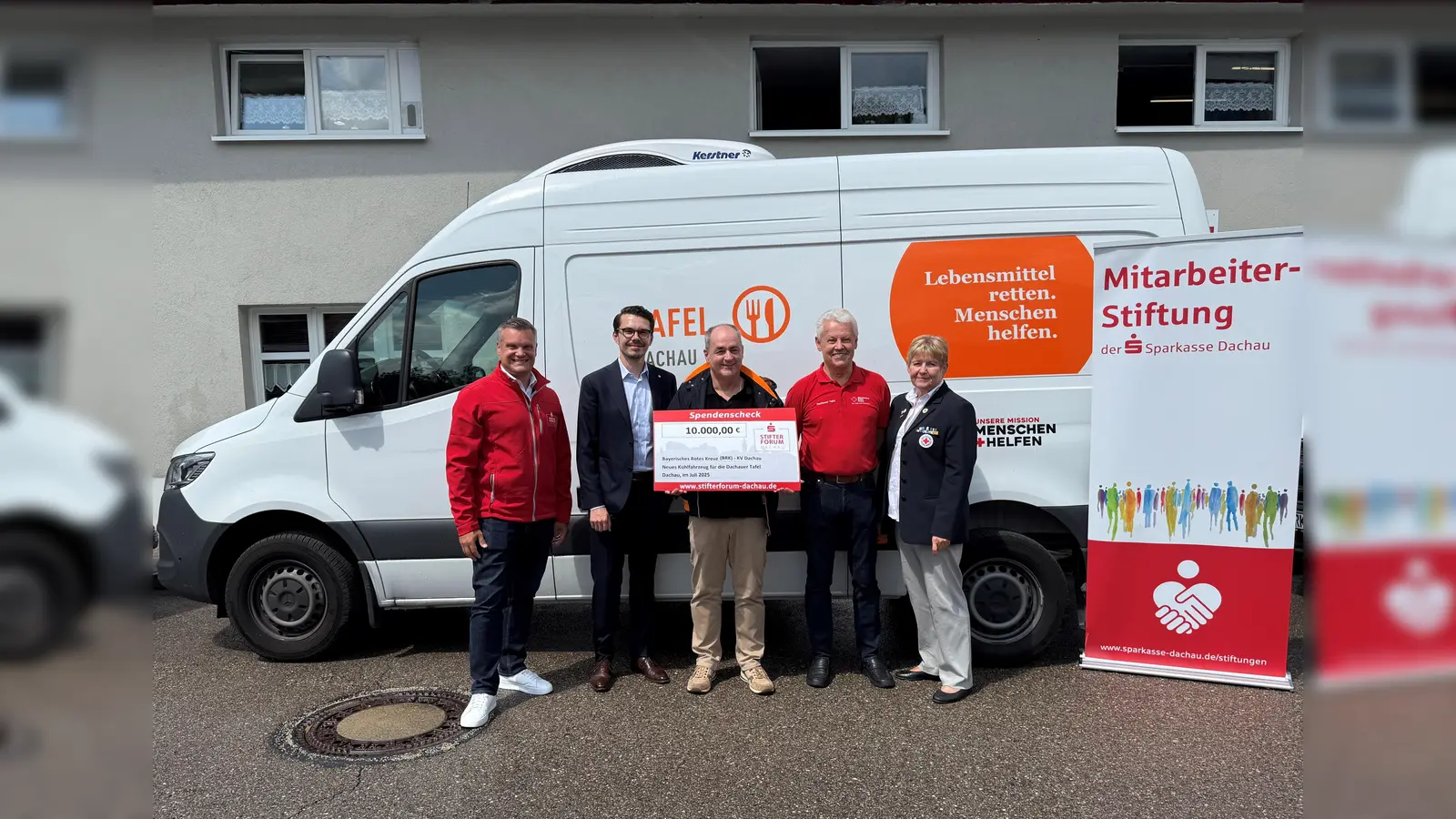 Benjamin Bertl (Stiftungsmanagement Stifterforum Dachau), Dennis Behrendt (Kreisgeschäftsführer des BRK-Kreisverbandes Dachau), Steffen Hoffmann (Vorsitzenderdes Personalrats der Sparkasse Dachau), Albert Solleder (stv. Leiter der Dachauer Tafel) und die stv. Kreisvorsitzende des BRK-Kreisverbandes Dachau Angelika Gumowski (v. l.) (Foto: BRK Dachau)