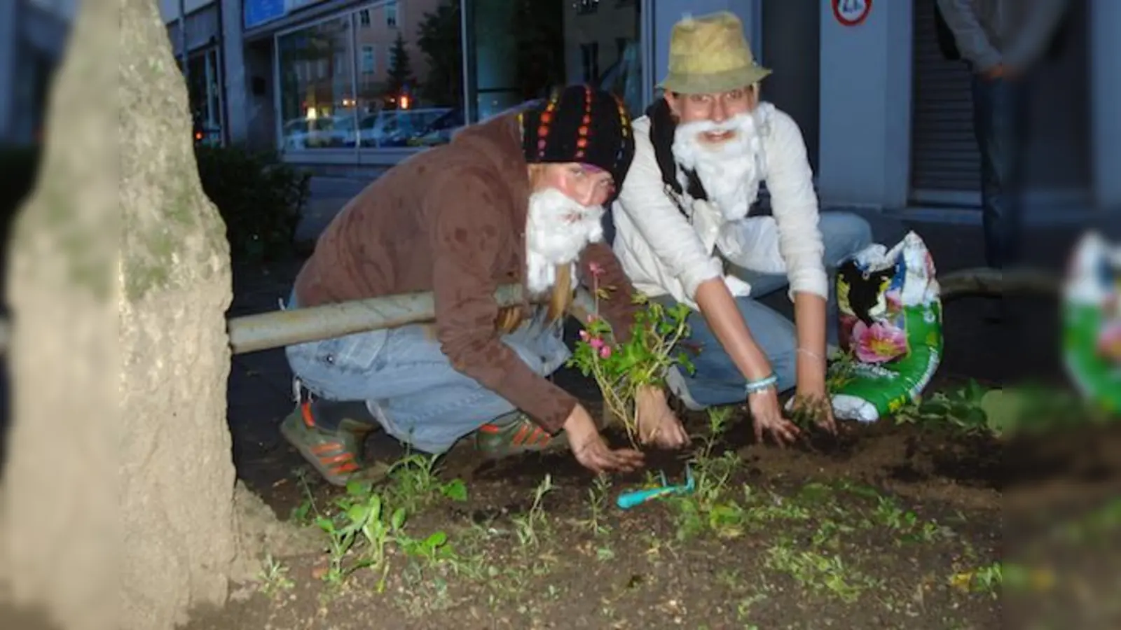 Aktiver Kampf für mehr Grün vor der Haustür: Haidhauser Anwohner beim Guerilla Gardening.  (Foto: js)