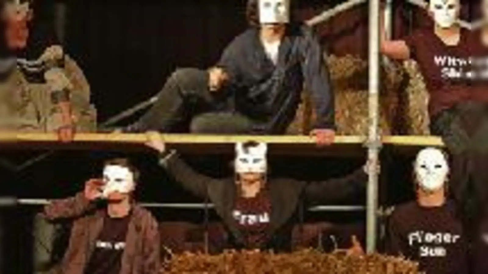 Masken und Abstraktion gehören zu den Mitteln, mit denen der Kurs Brechts »Der gute Mensch von Sezuan« umsetzt.	 (Foto: Schule)