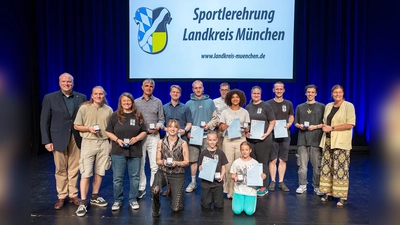 Zahlreiche Sportler vom TSV Hohnenbrunn- Riemerling wurden von Landrat Christoph Göbel ausgezeichnet. Es gratulierte Bürgermeisterin Mindy Konwitschny.  (Foto: LRA München/Robert Kiderle)