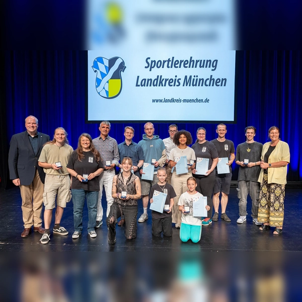 Zahlreiche Sportler vom TSV Hohnenbrunn- Riemerling wurden von Landrat Christoph Göbel ausgezeichnet. Es gratulierte Bürgermeisterin Mindy Konwitschny.  (Foto: LRA München/Robert Kiderle)