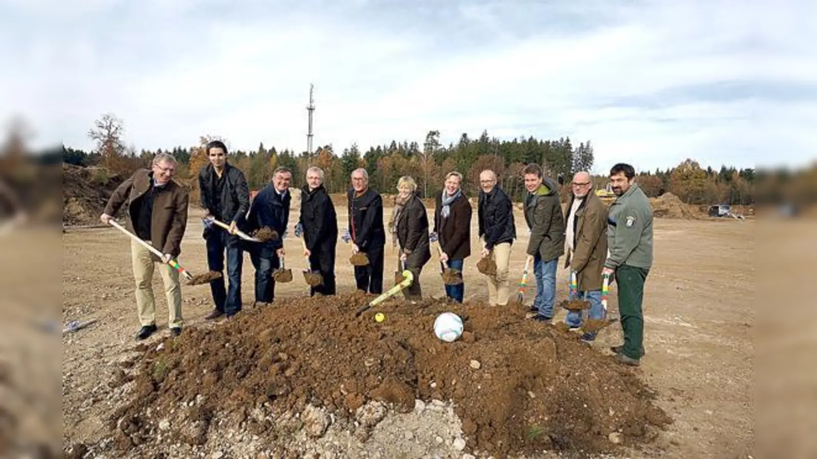 Beim 1. Spatenstich: Johannes Kurz, Clemens Preißner, Hans Mader, Karlheinz Neumayer, Bürgermeisterin Ursula Mayer, Siggi Huber, Architekt Gerhard Kowollik, Bauunternehmer Christoph May, Bauamtsleiter Klaus Rieger, Förster Charly Einwanger.  (F.: Boschert)