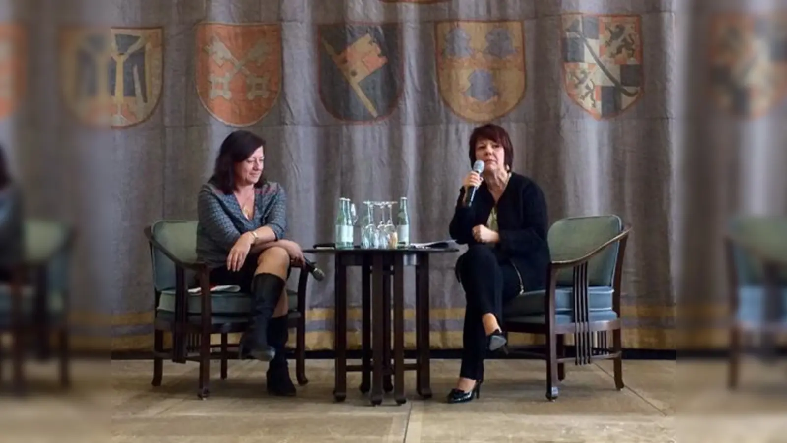 Landtagsabgeordnete Diana Stachowitz (r.) und Menschenrechtsexpertin Dr. Bärbel Kofler beim Kirchen-Jahresempfang der BayernSPD-Landtagsfraktion.	 (Foto: VA)