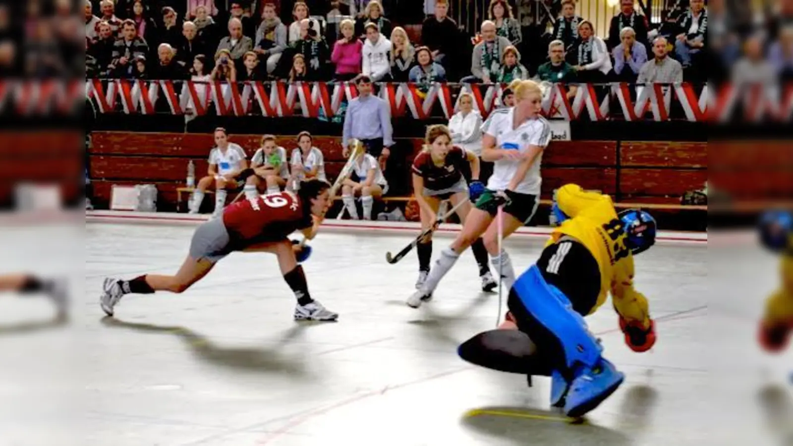 Kathrin Zollner in Aktion: Die aktuelle Torschützenkönigin der Damen-Bundesliga erzielte am Wochenende drei Treffer für die Münchner Hockey-Damen.	 (Foto: Tobias Schrödel)