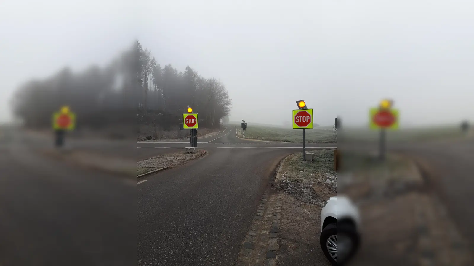 In Fahrtrichtung Taufkirchen sind die Zeichen „STOP“ erneuert und höher gesetzt worden. (Foto: LRA Erding )