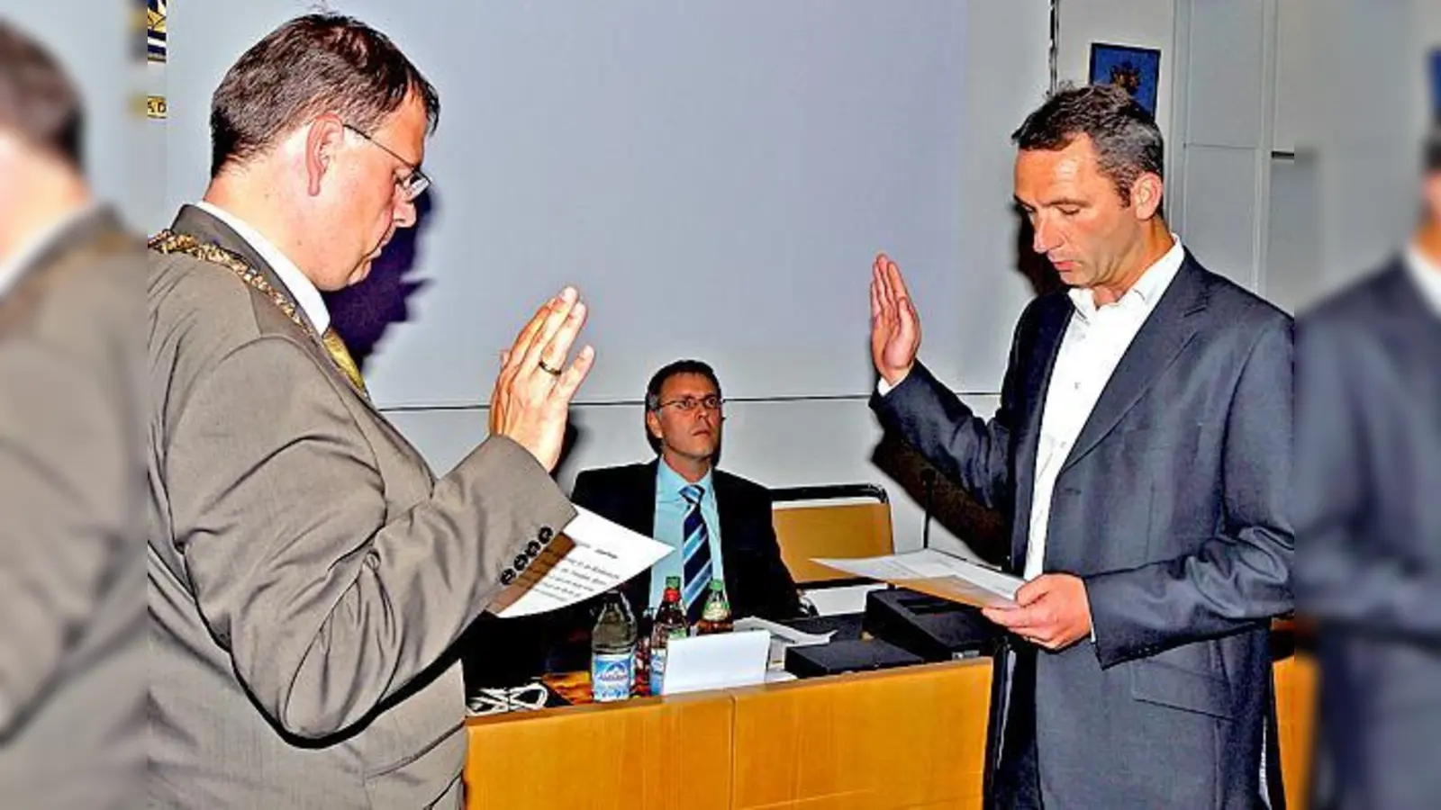 Bürgermeister Wolfgang Panzer (l.) vereidigt Jürgen Köster (SPD) als Gemeinderatsmitglied. 	 (Foto: Kohnke)