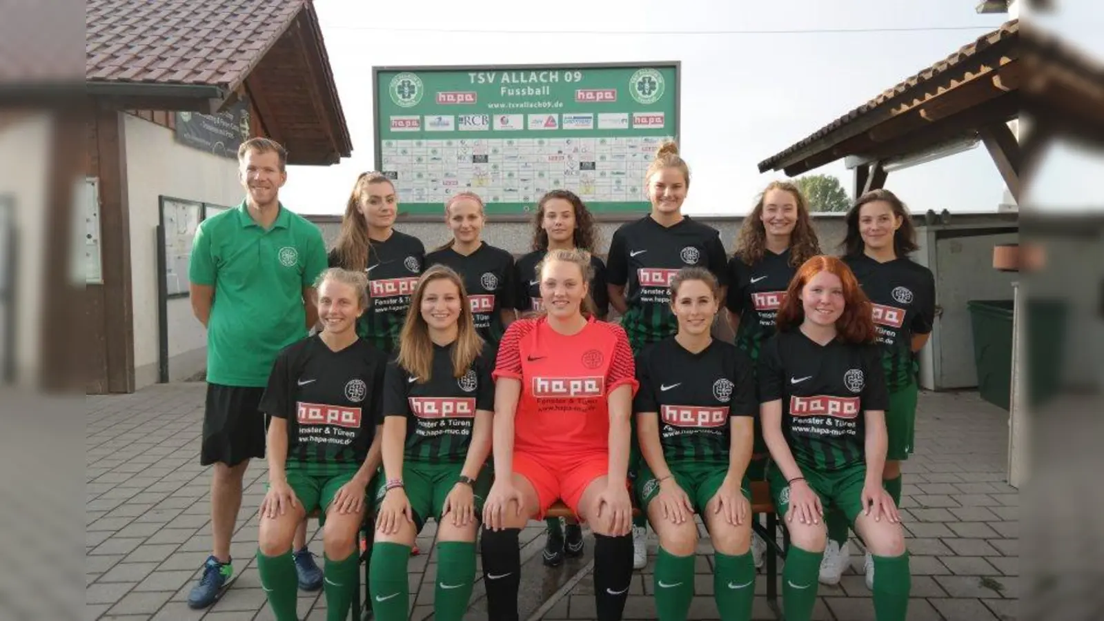 Trainer Ben Schöfberger zusammen mit der Frauenfußballmannschaft des TSV Allach 09, die seit dieser Saison in der A-Klasse an den Start geht. (Foto: TSV Allach 09)