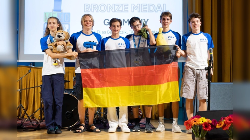 Das deutsche Team der MeMO 2026 (von links): Thore Schüttemeyer, Tilman Ferchland, Juan Rivera Chopinaud, Juri Kobyzev, Paul Schneider, Nico Elias Badurczik. (Foto: Neli Nahtigal in Deja Dernovsek)