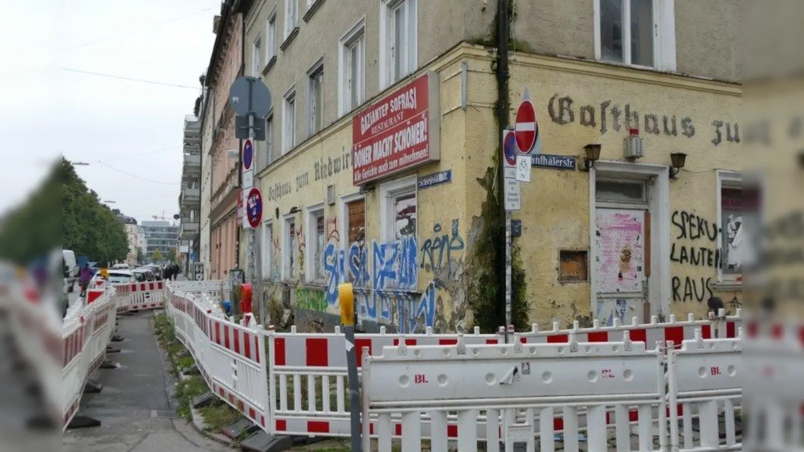 Das Dönerhaus Schwanthalerstraße 119 bröckelt: „Irgendwann fällt es uns vor die Füße”, sagt York Runte. (Foto: ds)