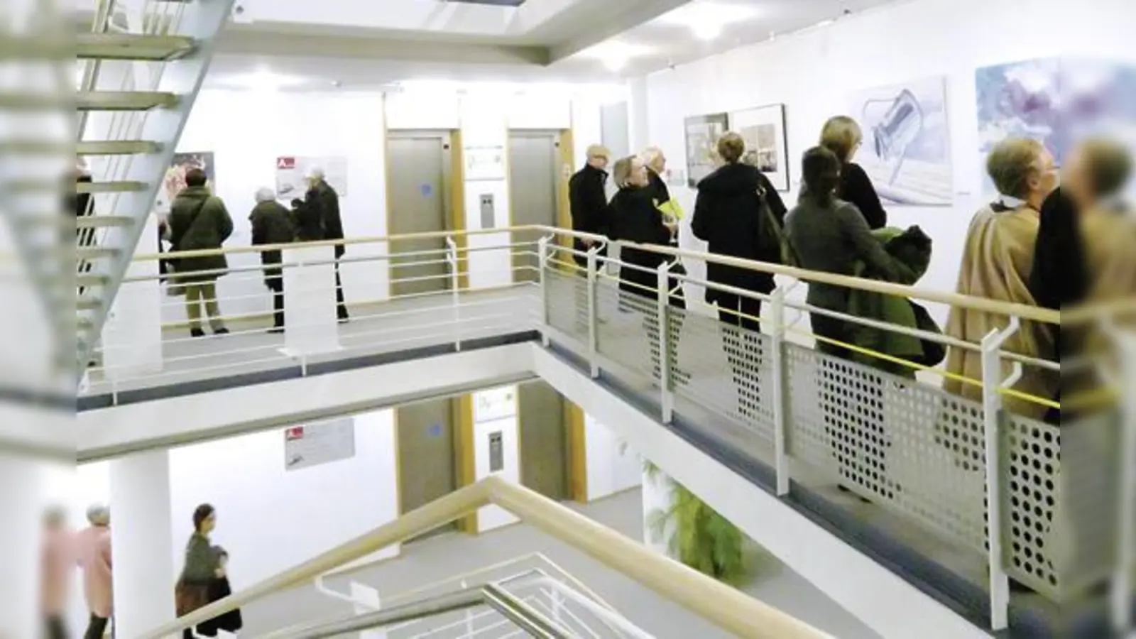 45 Arbeiten von 29 Künstlerinnen sind derzeit in den vier Stockwerken im A-Bau des Landratsamtes ausgestellt. 	 (Foto: Landratsamt München)