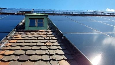 Aus Denkmalschutzgründen wurden dunkle Solarmodule ohne glänzende Metallrahmen montiert. (Foto: Ina Röpcke )