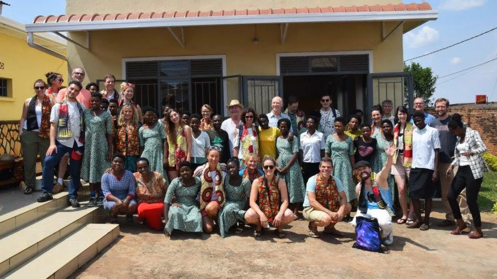 Der Gospelchor St. Lukas reiste kürzlich nach Ruanda. Die Frauen der „Tubahumurize Association” begrüßten die Münchner Gospelsänger gemeinsam mit den Näherinnen der bunten Schals. (Foto: Benjamin Rupprecht)