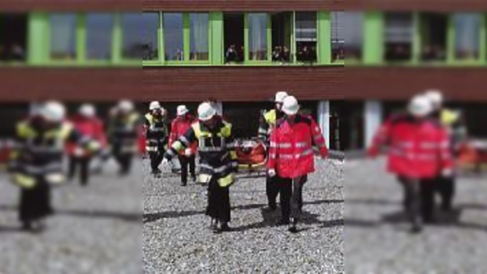 Abgang auf Vakuummatratze vor Publikum: An die Geschichte mit dem Fußball wird ihn nicht nur der Gipsarm noch eine ganze Weile erinnern.	  (Foto: FW)