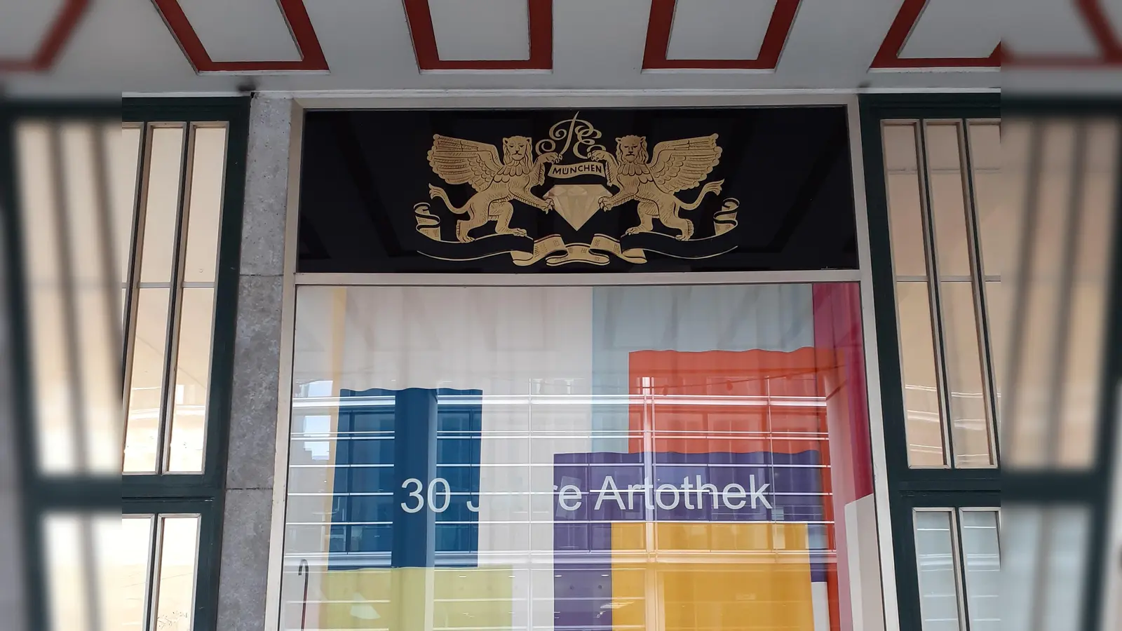 20 Jahre lang war die Artothek unter den Arkaden im Rosental beheimatet. Ab Herbst öffnet sie in der Burgstraße 4 wieder. Bis dahin ist Pause. (Foto: mha)