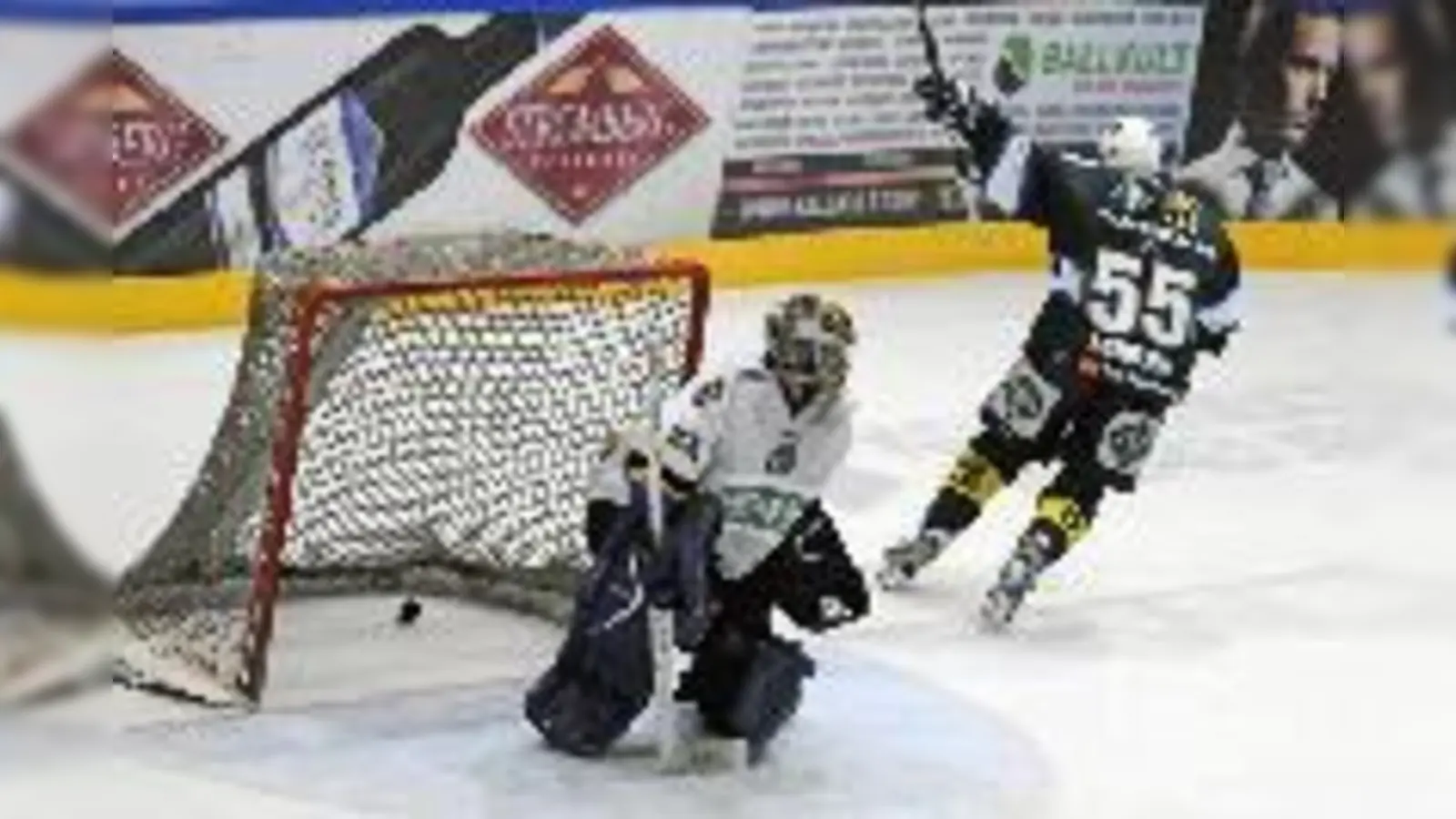 Alexander Serikow verlädt im Penaltyschießen Joey Vollmer und besiegelt damit die Niederlage des EHC gegen den SC Bietigheim.	 (Foto: Heike Feiner)