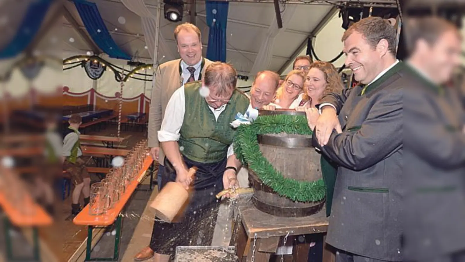 Fröhlicher Fassanstich mit Bürgermeister Wolfgang Panzer, Christoph Göbel (hinten links), Paul Peter Gantzer, Natascha Kohnen, Kerstin Schreyer-Stäblein und Florian Hahn (von links nach rechts.  (Foto: Claus Schunk)