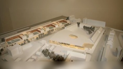 Zwischen Landsberger Straße und den Pasing Arcaden realisiert mfi einen weiteren dreigeschossigen Bau mit Geschäften. Das Modell zeigt erste Vorstellungen. Am rechten Modellrand ist die Landsberger Straße, am linken Rand sind die Arcaden sichtbar. „Wir sind erst am Anfang der Planung“, gestand mfi-Projektleiter Lars Jähnichen. (Foto: US)