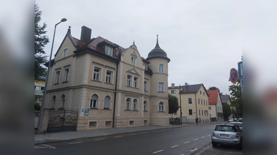 In der Pelkovenstraße findet man viele denkmalgeschützte Häuser – vom Bauernhaus bis zur Villa. (Foto: bas)