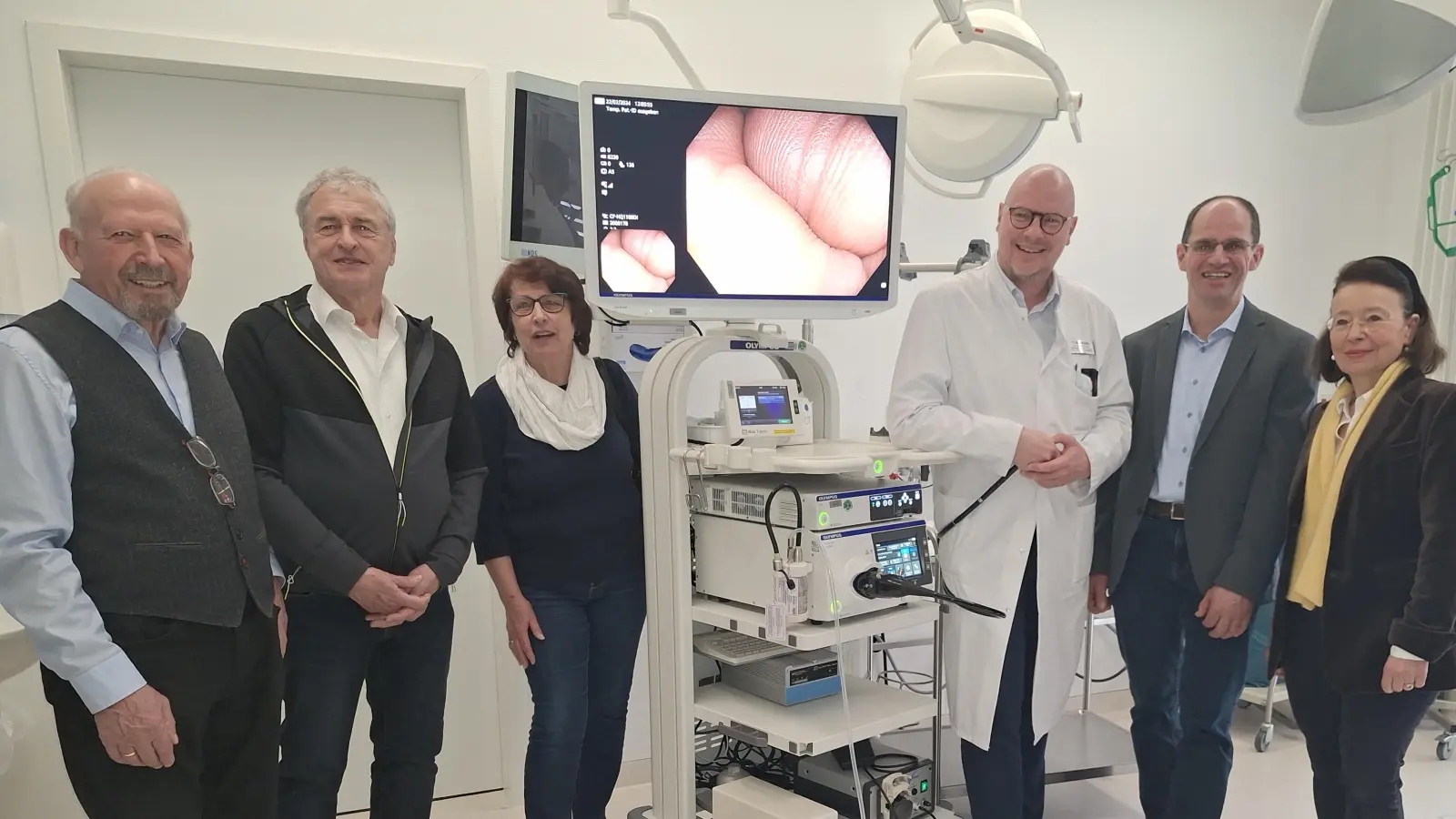 Sind von den Vorteilen des Endoskopie-Geräts mit integrierter KI überzeugt: die Vertreter der Otto-Hellmeier-Stiftung Max Wagner, Urban Schaidhauf, Albertine Kapfer, Dr. Jochen Dresel, Konrad Schönherr und Dr. Irmingard Fißl. (Foto: red)