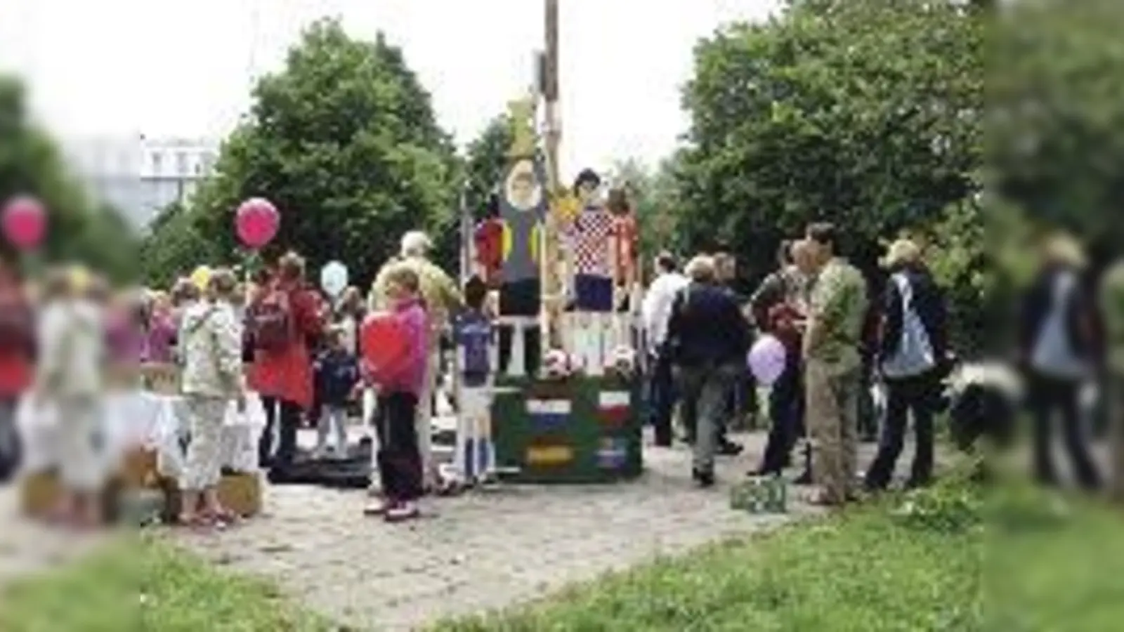 Die Schüler der Agilolfingerschule gestalteten mit viel Fantasie eine Skulptur für das Kleinkunstforum am Hans-Mielich-Platz. Jetzt sollen weitere Kunstwerke hinzukommen.   (Foto: BI)