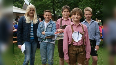 Die Spendensammler beim Dorffest in Allach. (Foto: FFW)