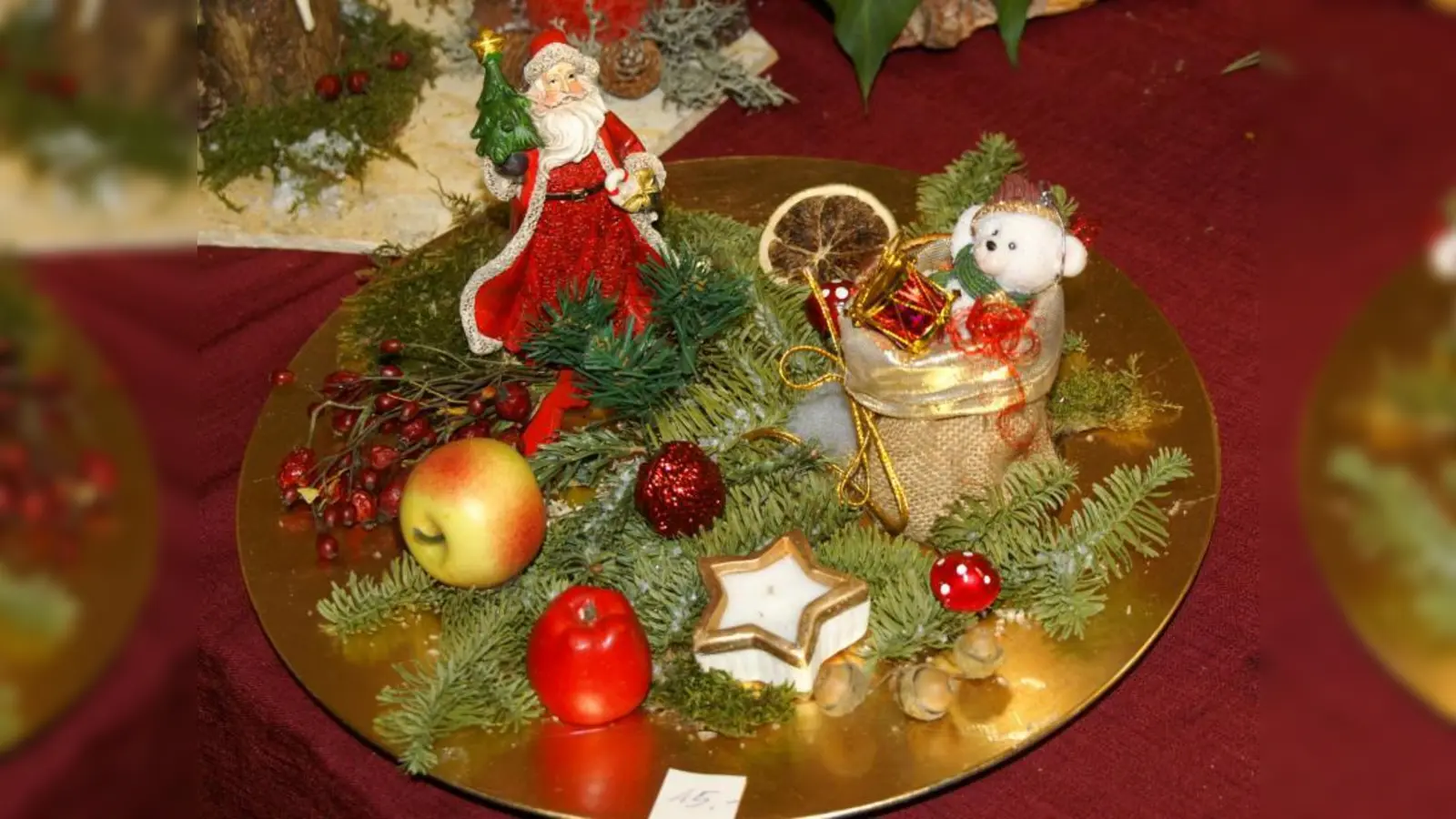 Weihnachtliche Gestecke und mehr gab es beim Adventsbasar der AWO zu erwerben. (Foto: ar)