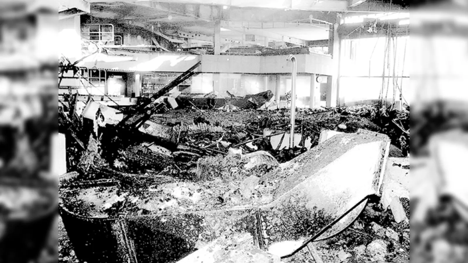 Das Schwimmbad von Ottobrunn brannte in den frühen Morgenstunden des 23. Novembers 1996 fast völlig aus. (Foto: Schunk Claus)