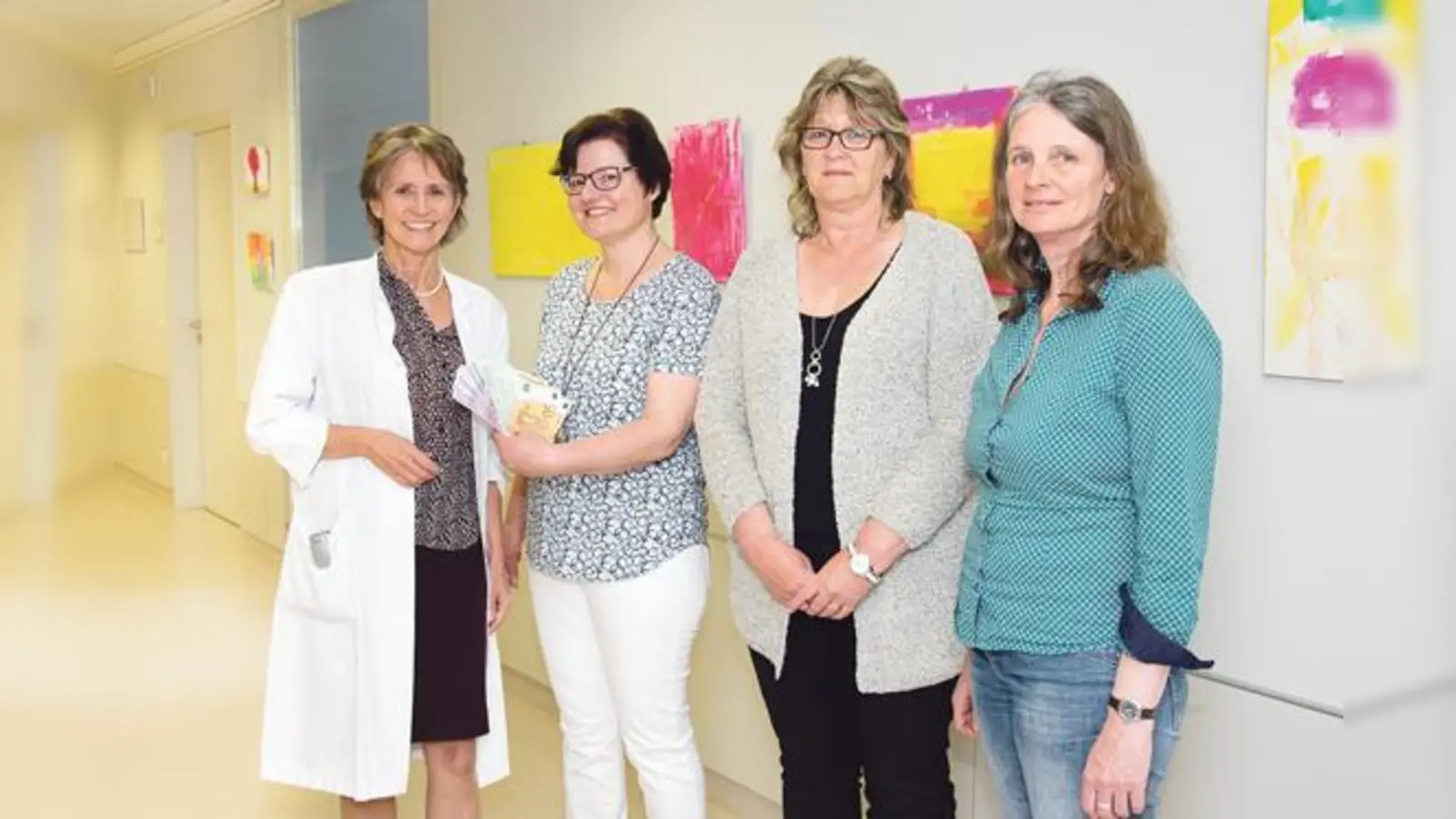 Prof. Cornelia Höß (li.), Chefärztin und Leiterin des Brustzentrums Ebersberg, und die Psychoonkologin Dr. Cornelia Caspari (re.) danken den Vertreterinnen der Parsdorfer Dorfgemeinschaft Kerstin Müller (2.v.li.) und Irmgard Gunszt.  (F: kk)