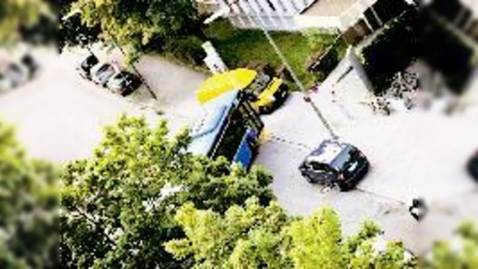 Postautos und private Pkw sorgen vor der Postaußenstelle an der Saarstraße für Verkehrsbehinderung. BA-Chef Dr. Walter Klein (kl. Foto) drängt Stadt und Post, diesen Missstand abzustellen.	 (Foto: Privat, ko)