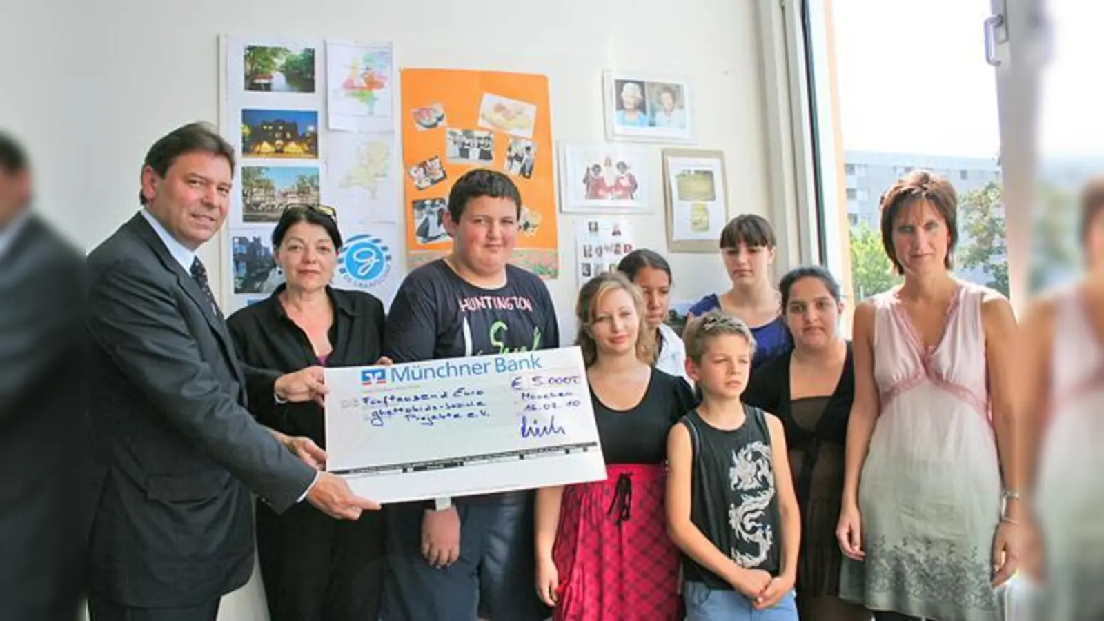 Einen Scheck über 5.000 Euro übergab die Münchner Bank in der vergangenen Woche dem Verein Ghettokids  Soziale Projekte.  (Foto: ws)