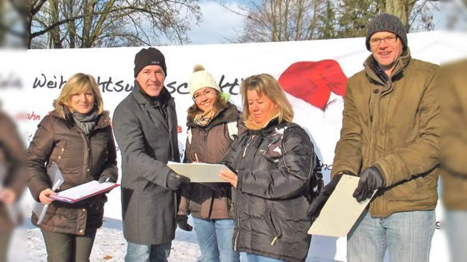 Cornelia Fischer, Bürgermeister Günter Heyland (v. l.) und Hubert Surrer (r.) von der FW.N@U sammelten Unterschriften für die Verbesserung der Zustände am  S-Bahnhof Neubiberg.	 (Foto: Boschert)