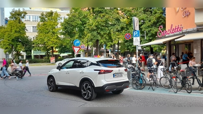 Die Kreuzung Nymphenburger Straße / Schulstraße soll sicherer werden, das fordert der BA Neuhausen-Nymphenburg auf Initiative der SPD-Fraktion. (Foto: kö)