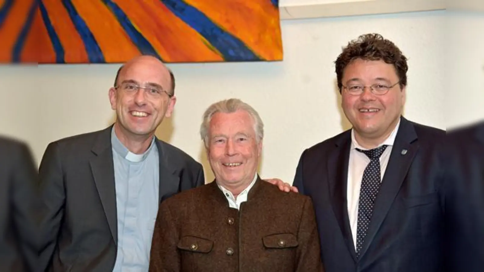 Pfarrer Markus Moderegger (l.) und Bürgermeister Thomas Loderer (r.) gatulierten Willi Meier zum 85. Geburtstag.	 (Foto: G. Dependahl)