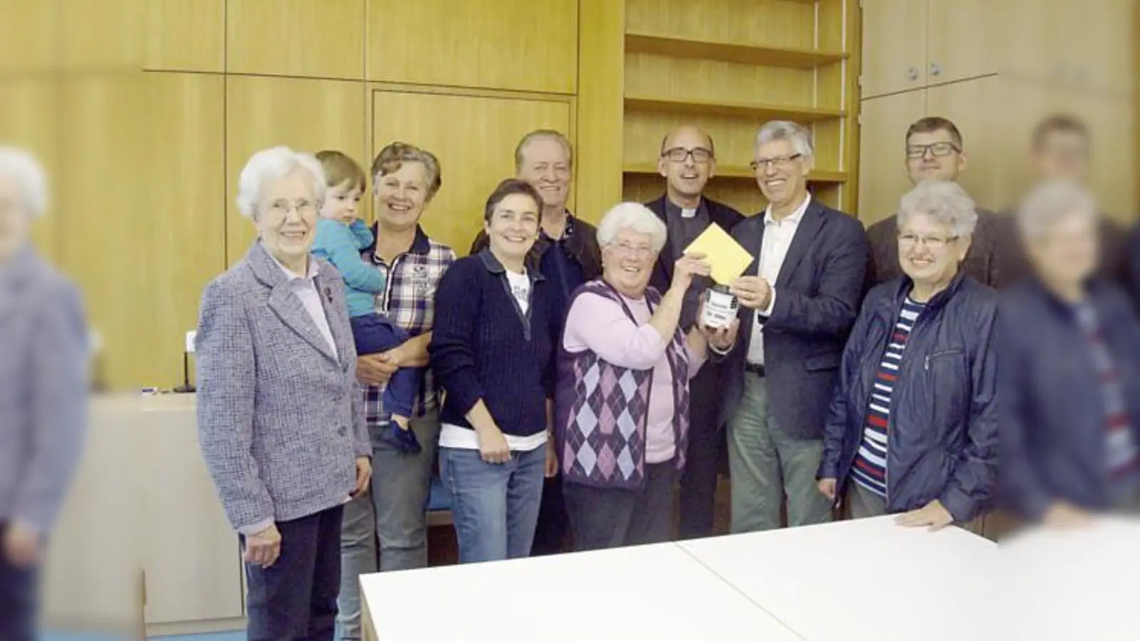 Bei der Übergabe der Spende (v.l.): Therese Hörsgen, Dorothea Weigert, Claudia Nussbickel, Siegfried Wind, Christa Pommer, Pfarrer Markus Moderegger, Ernst Hackmann, Christoph Koscielny und Mariele Lang.  	 (Foto: Eva-Maria Stiebler)