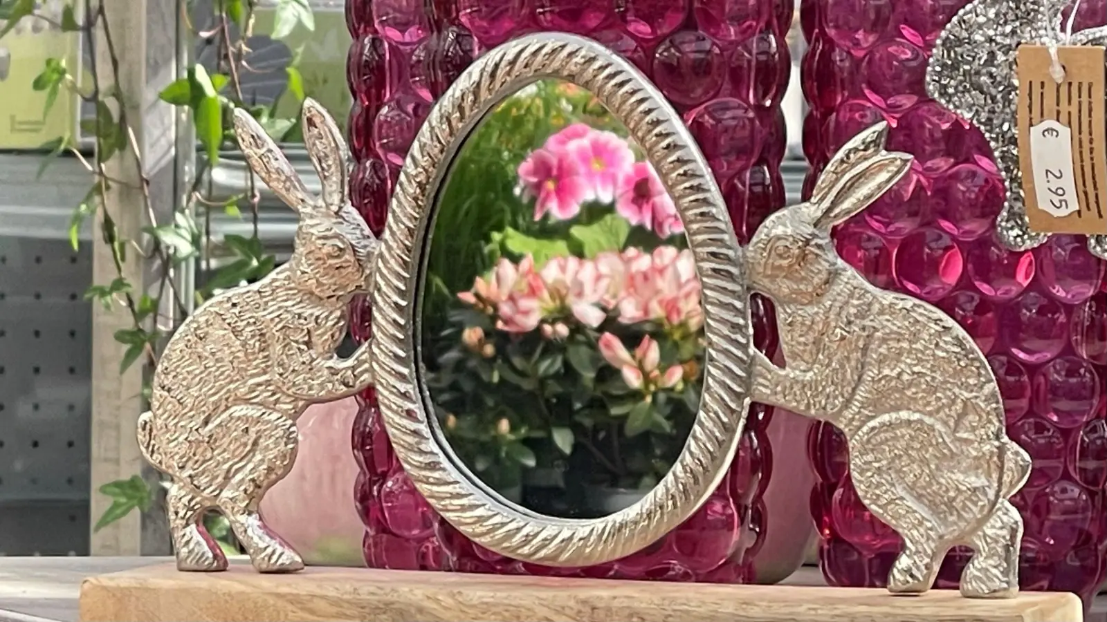 Schönes für drinnen und draußen findet man auf dem Flohmarkt. (Foto: hw)