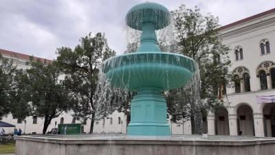 Das Wasser im Brunnen an der Universität war von Protestierenden grün eingefärbt worden. Zu weiteren Protestaktionen mit Farbe kam es in der Briennerstraße.  (Symbolbild: mha)