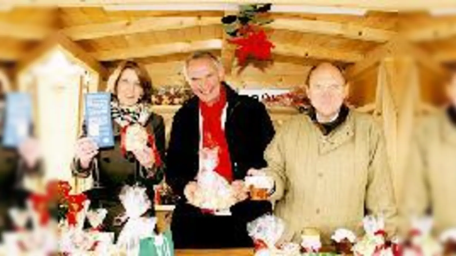 Plätzchen und Stollen für einen guten Zweck gab es bei Angela Zahn, Gero Seeliger und Thomas Schwartz vom Grünwalder Rotary Club auf dem Grünwalder Weihnachtsmarkt.   (Foto: hol)