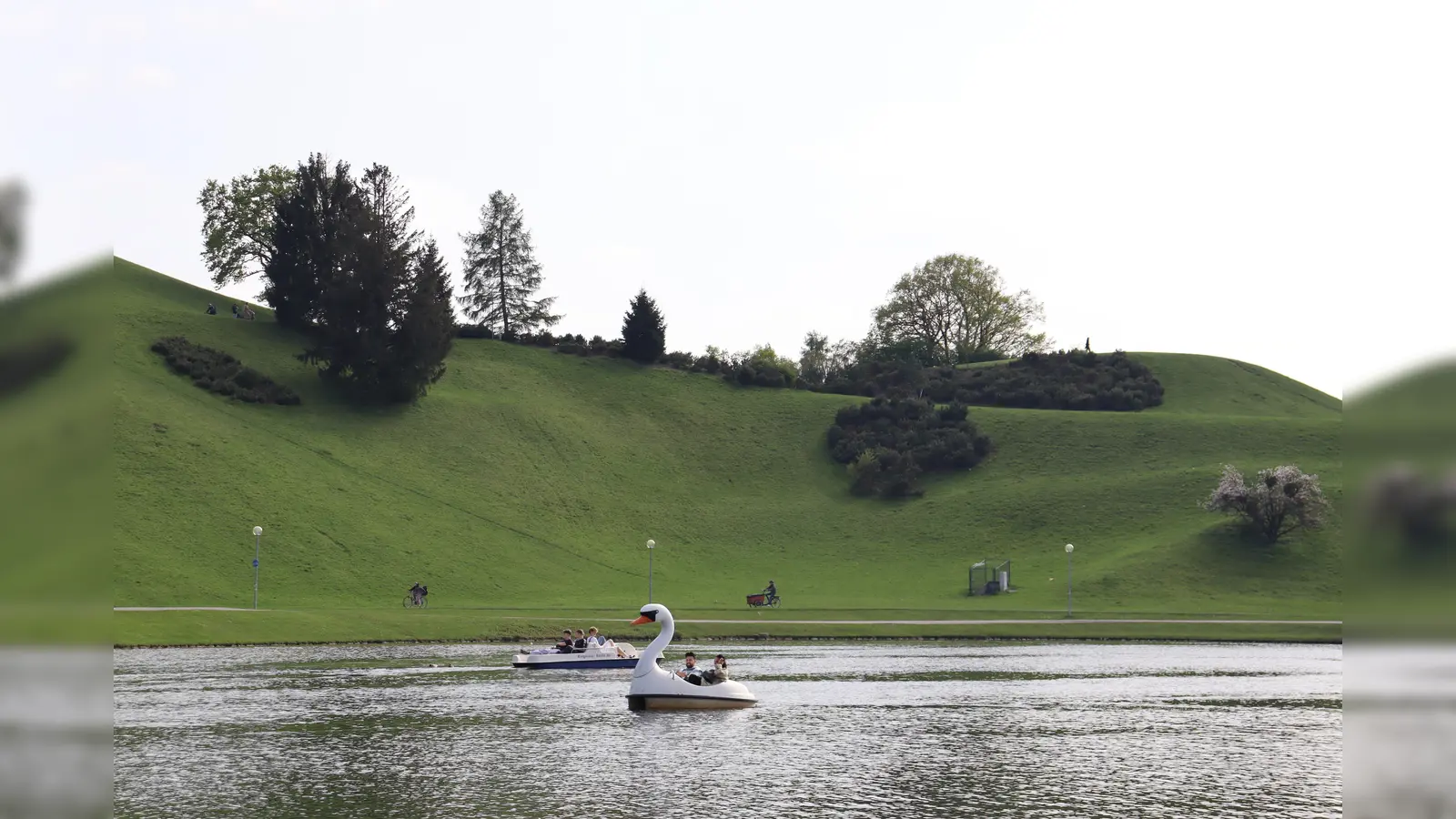 Wer sich traut, kann mit Bockerln die Hügel im Olympiapark hinunterfahren.  (Foto: mha)