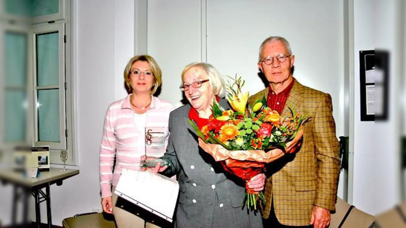 Horst Walter und die stellvertretende Vorsitzende Ender Beyhan-Bilgin verliehen Renate Werner den Giesinger Bürgerpreis.	 (Foto: HH)