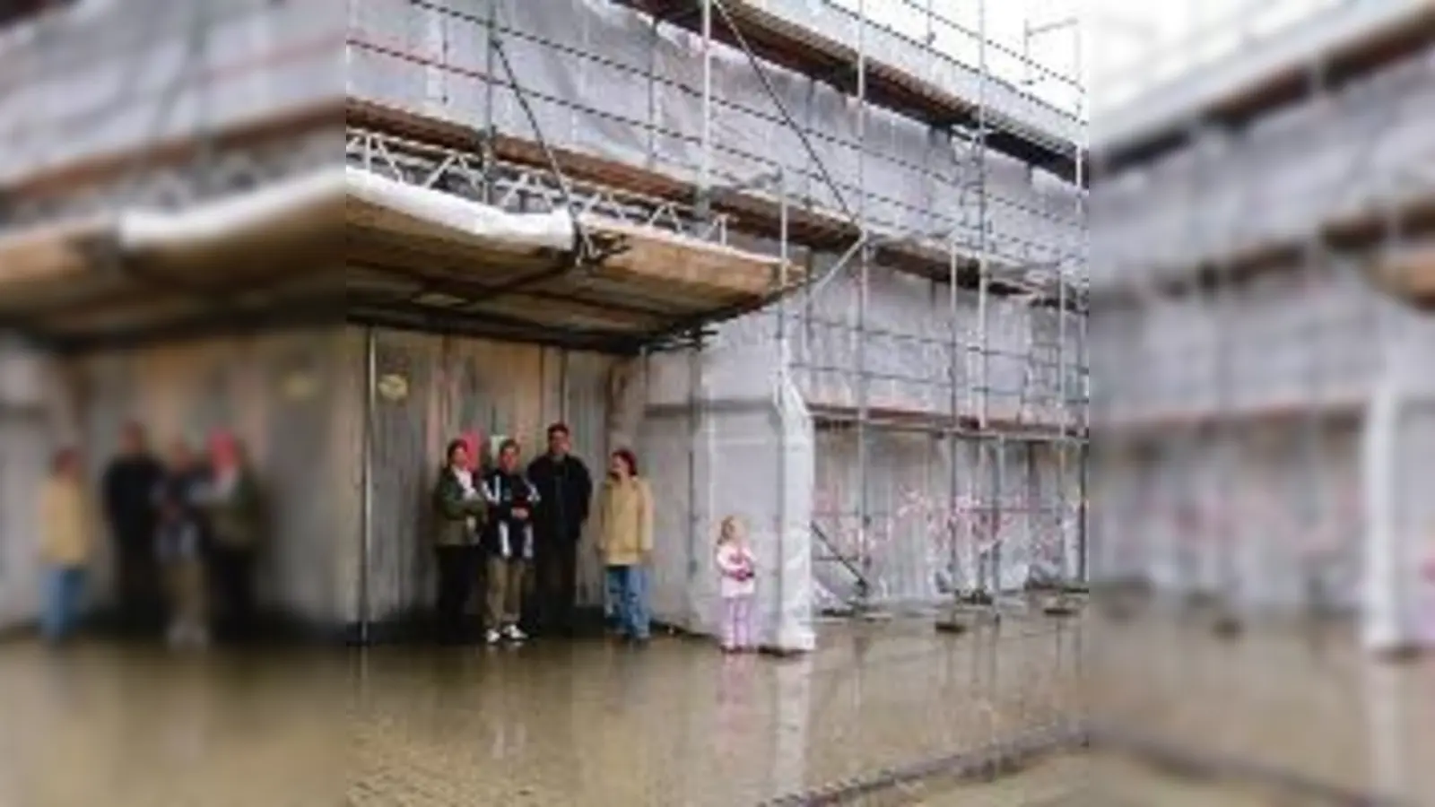 Betreten auf eigene Gefahr: Udo Meyer (3. v. li.) und andere Schülereltern fordern, dass die Lehrer-Wirth-Schule schnellstmöglich saniert wird.	  (Foto: ras)