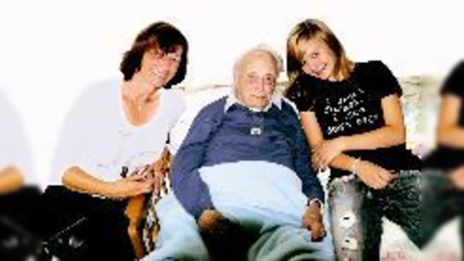 Rudolf Heiß ist dankbar, dass er liebe Menschen um sich hat, die sich um ihn kümmern (hier mit Tochter Swantje (li.) und Urenkelin Marina).  (Foto: Privat)