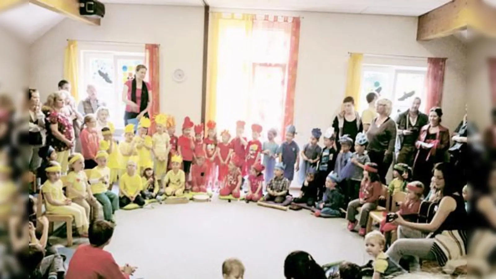 Rot, gelb und blau: Die Kindergartenkinder traten in farbprächtigen Kostümen auf.  (Foto: VA)