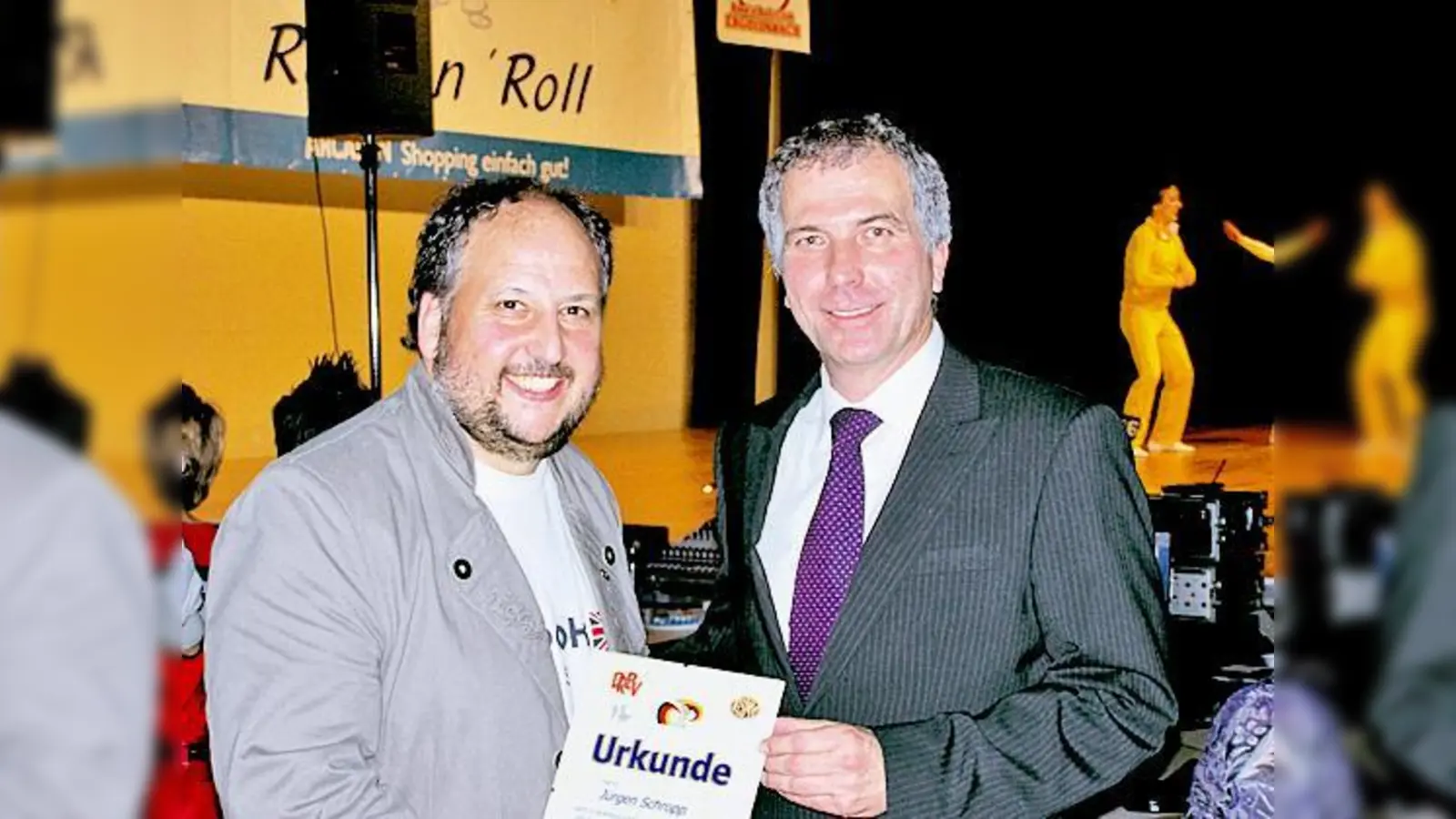 TSG-Vorstand Jürgen Schropp (links) wurde von Armin Prosch mit der goldenen Ehrennadel des DRBV ausgezeichnet.  (Foto: VA)