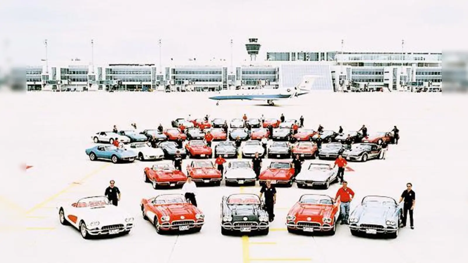 Es gibt viele Fans: 25. Clubjubiläum vor sechs Jahren am Flugplatz in München.  (Foto: Corvette Club Bayern)