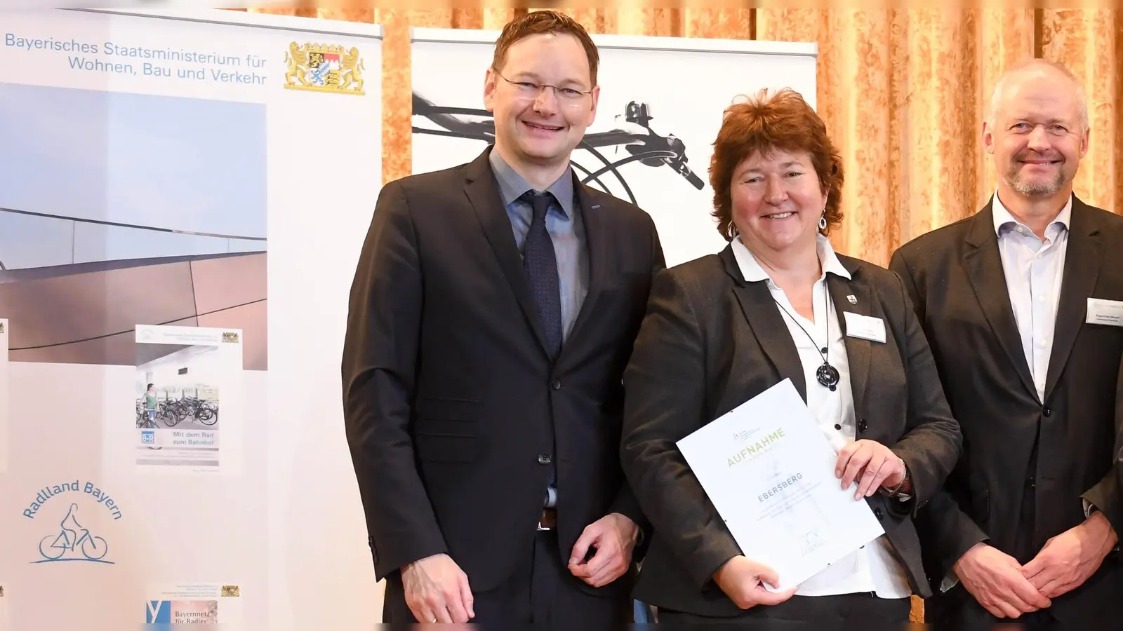 Rechts neben dem bayerischen Verkehrsminister Dr. Hans Reichart Brigitte Keller, Abteilungsleiterin im Landratsamt und Wirtschaftsförderer Augustinus Meusel nach der Übergabe der Aufnahmeurkunde in die AGFK. (Foto: Tobias Hase)