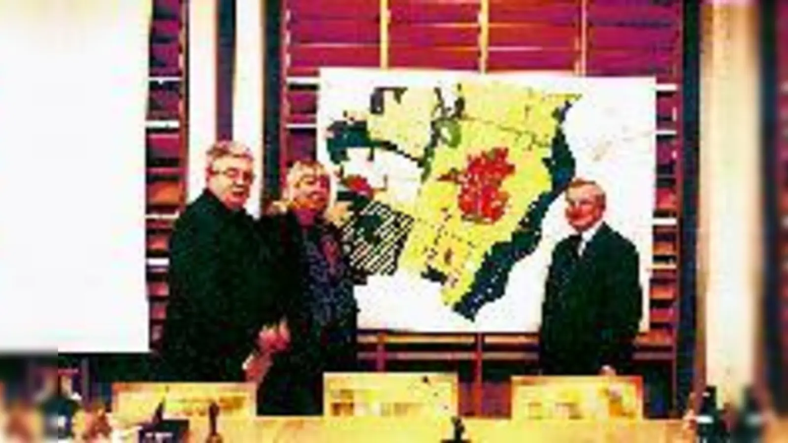 Einen Schritt weiter: Die Initiatoren der Garchinger Umgehungsstraße - CSU-Stadtrat Karl Peter Weber, Grünen-Fraktionsvorsitzende Ingrid Wundrak und 2. Bürgermeister Franz Nikui. (v.li.)	 (Foto: pt)