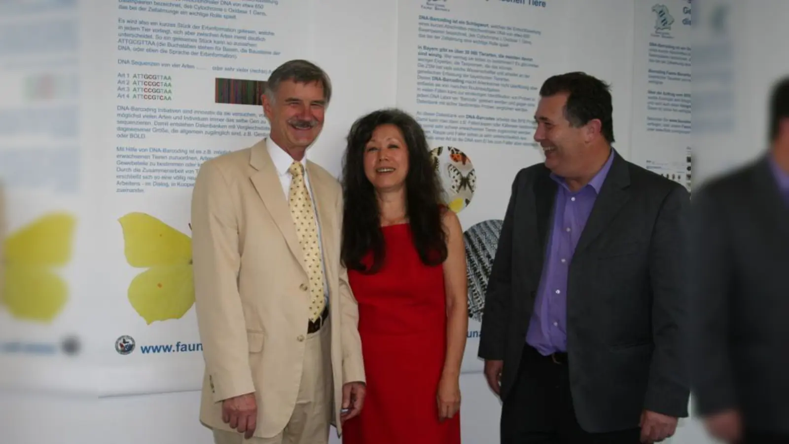 Josef Reichhof (v.l.) Ehefrau Miki Sakamoto-Reichholf und Gerhard Haszprunar, Generaldirektor der Naturwissenschaftlichen Sammlungen bei der Abschiedsfeier. (Foto: tg)
